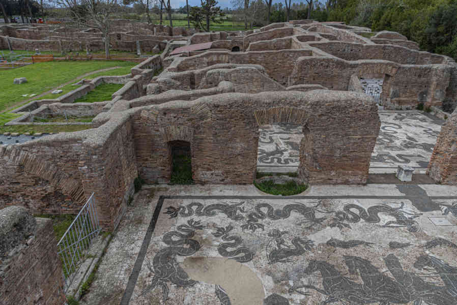 Italia - Ostia 55 - parque arqueológico de Ostia Antica - termas de Neptuno.jpg